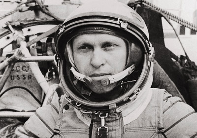 Космонавт - испытатель М. Н. Бурдаев награждён орденским знаком Императора Николая II