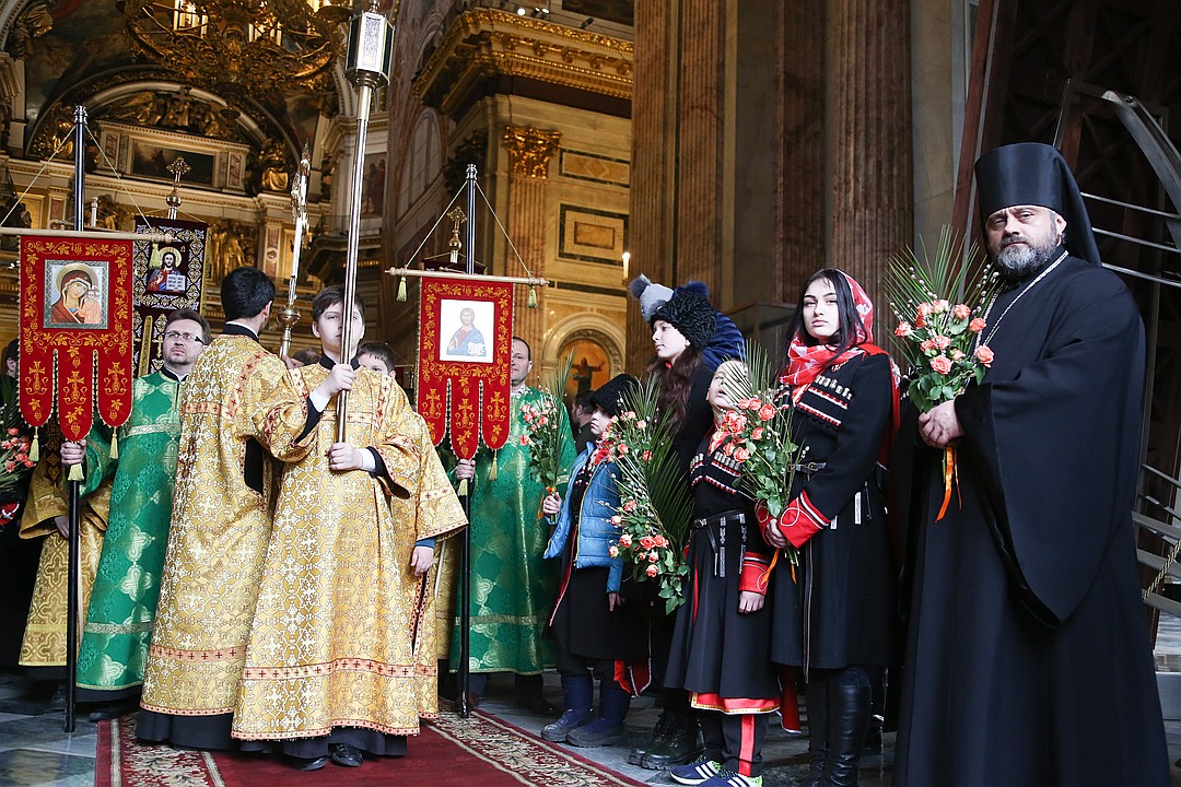 Пальмовые ветви в России заменяют вербными Фото: Александр ГЛУЗ