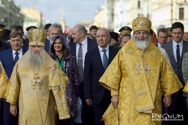 Митрополит Санкт-Петербургский и Ладожский Варсонофий (слева) и руководство города