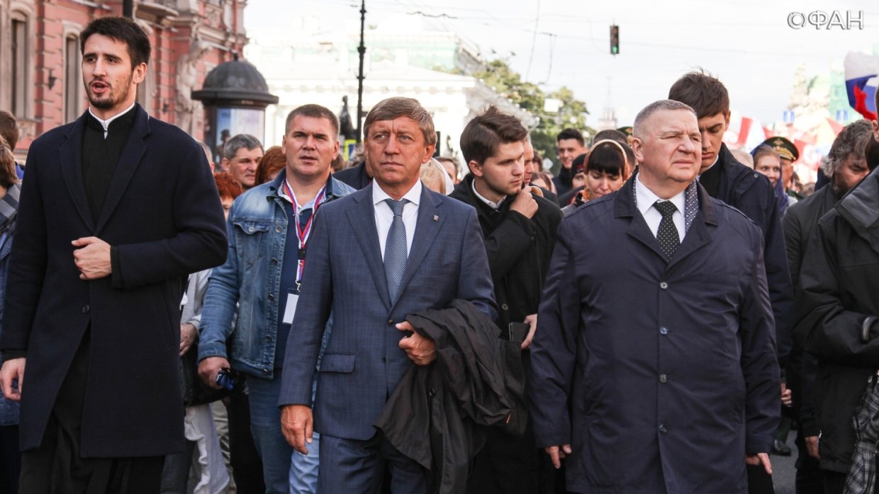 Чиновники ЗакСА перенесли заседание и приняли участие в шествии