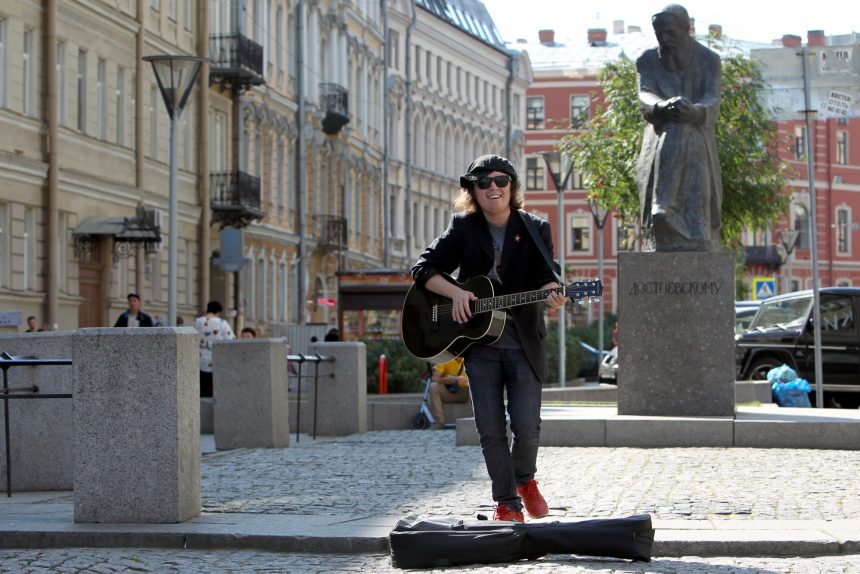 Глеб Колондо уличный музыкант памятник Достоевскому