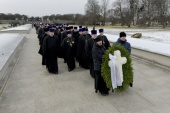 Делегация Санкт-Петербургской епархии приняла участие в возложении венков на Пискаревском кладбище по случаю 76-й годовщины снятия блокады Ленинграда