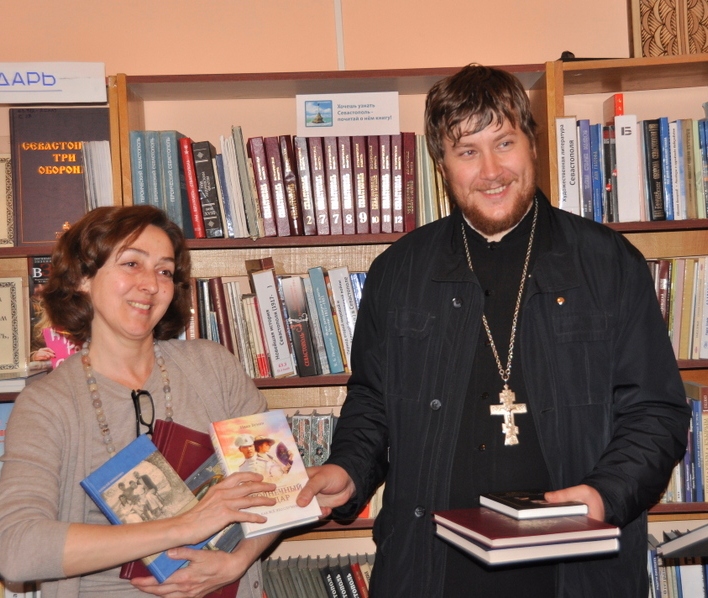 Библиотеки Симферополя  получили духовную поддержку  епархии