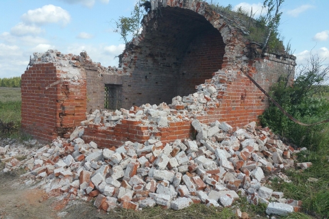 Прицерковная сторожка уже разобрана.