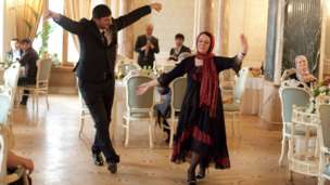 Кадр из сериала: Рустам со своей матерью танцует лезгинку