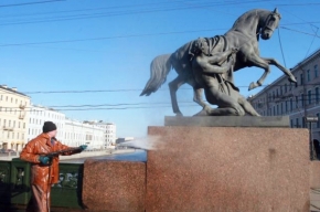 Почему памятники в Петербурге загажены 