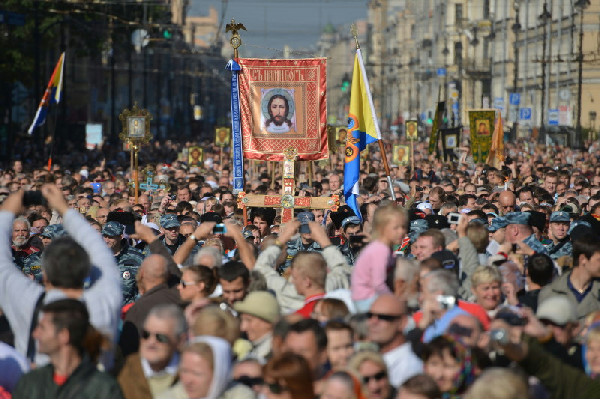 Рис. 6 - Крестный ход по Невскому проспекту в Петербурге 12 сентября 2013: как это было