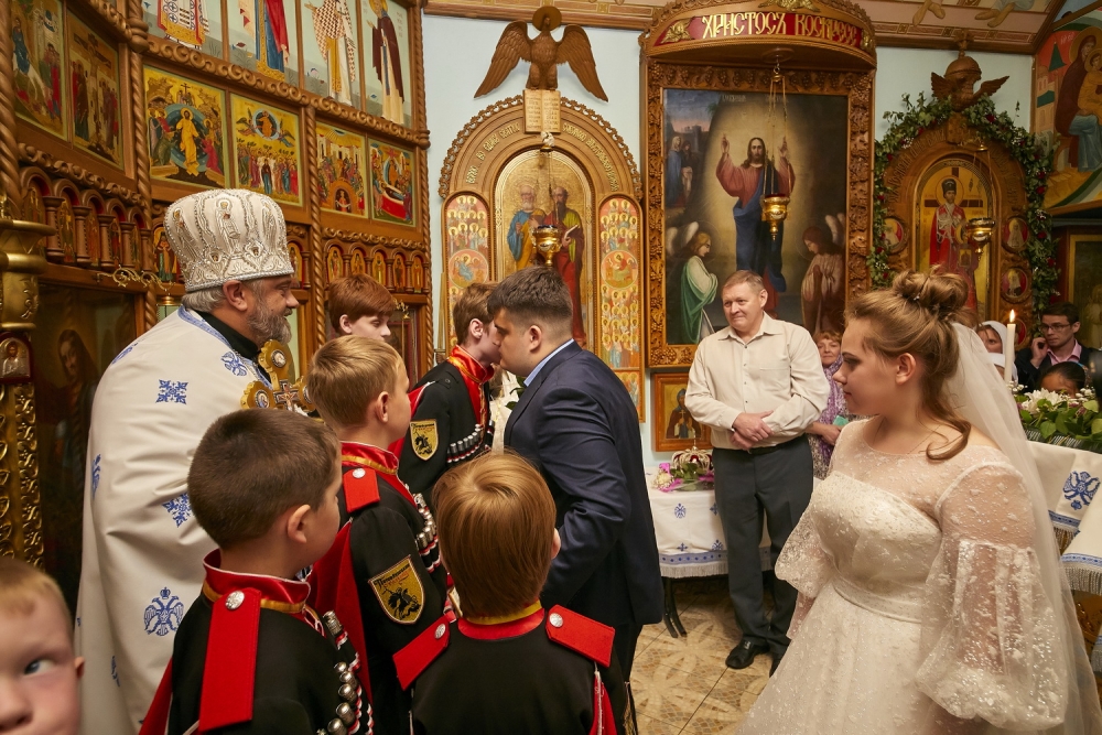 Киево печерских отцов в черемушках. Александровская Церковь Сестрорецк настоятель. Настоятель Сестрорецк фото.